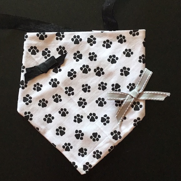 Black paw print dog bandannas - Picture 4 of 7